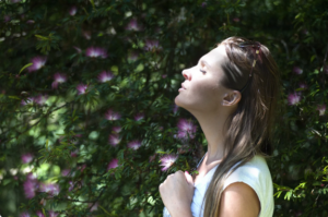 jeune femme qui respire dans la nature